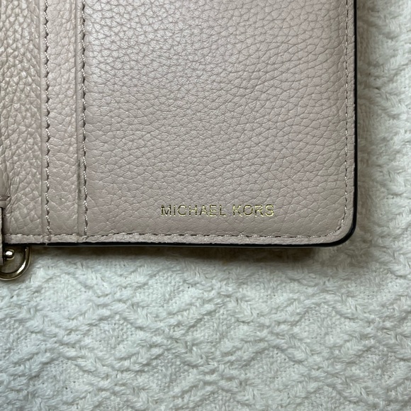 Light pink Michael Kors phone holding crossbody bag - Picture 7 of 16